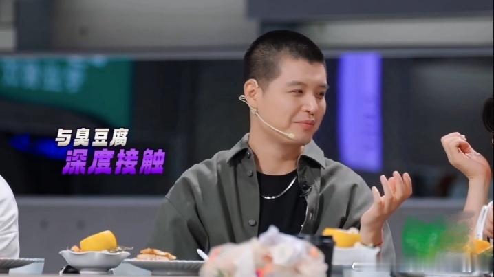 王祖蓝被马頔的手臭晕了 马頔拿完臭豆腐的手味太大了，王祖蓝闻完直接表情崩了。臭豆