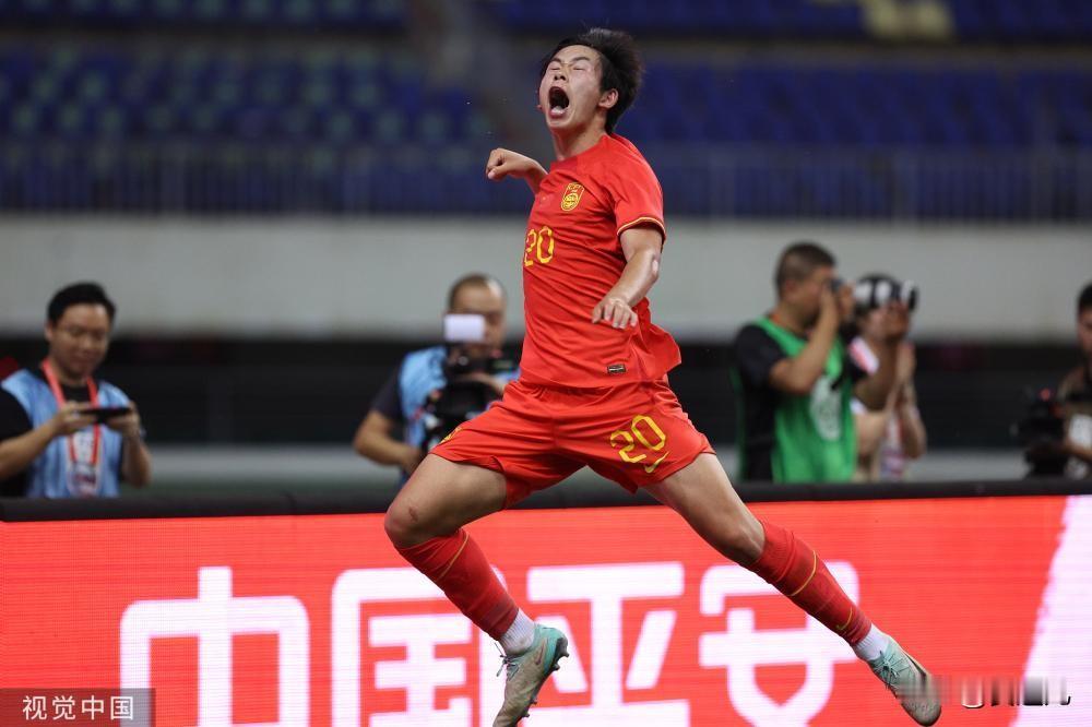 国足2-0韩国夺冠
北京时间6月10日，国际青年足球邀请赛最后一轮，中国U19对