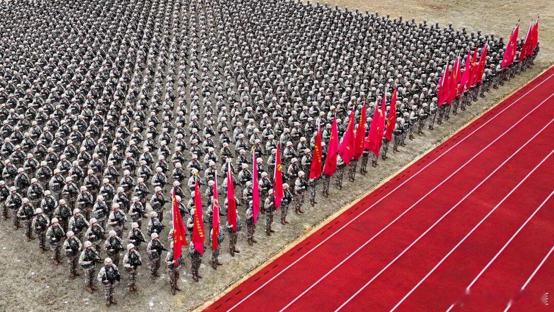 前线熄灯号军营晚点名人民前线 战歌嘹亮，士气如虹厉兵秣马，只争朝夕旌旗招展，战鼓