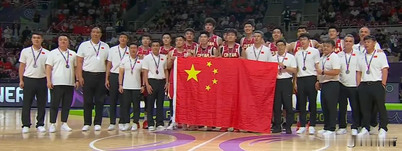 【中国男篮，未来可期】
中国男篮站上了亚洲杯领奖台，这是十年来的第一次。
当中国