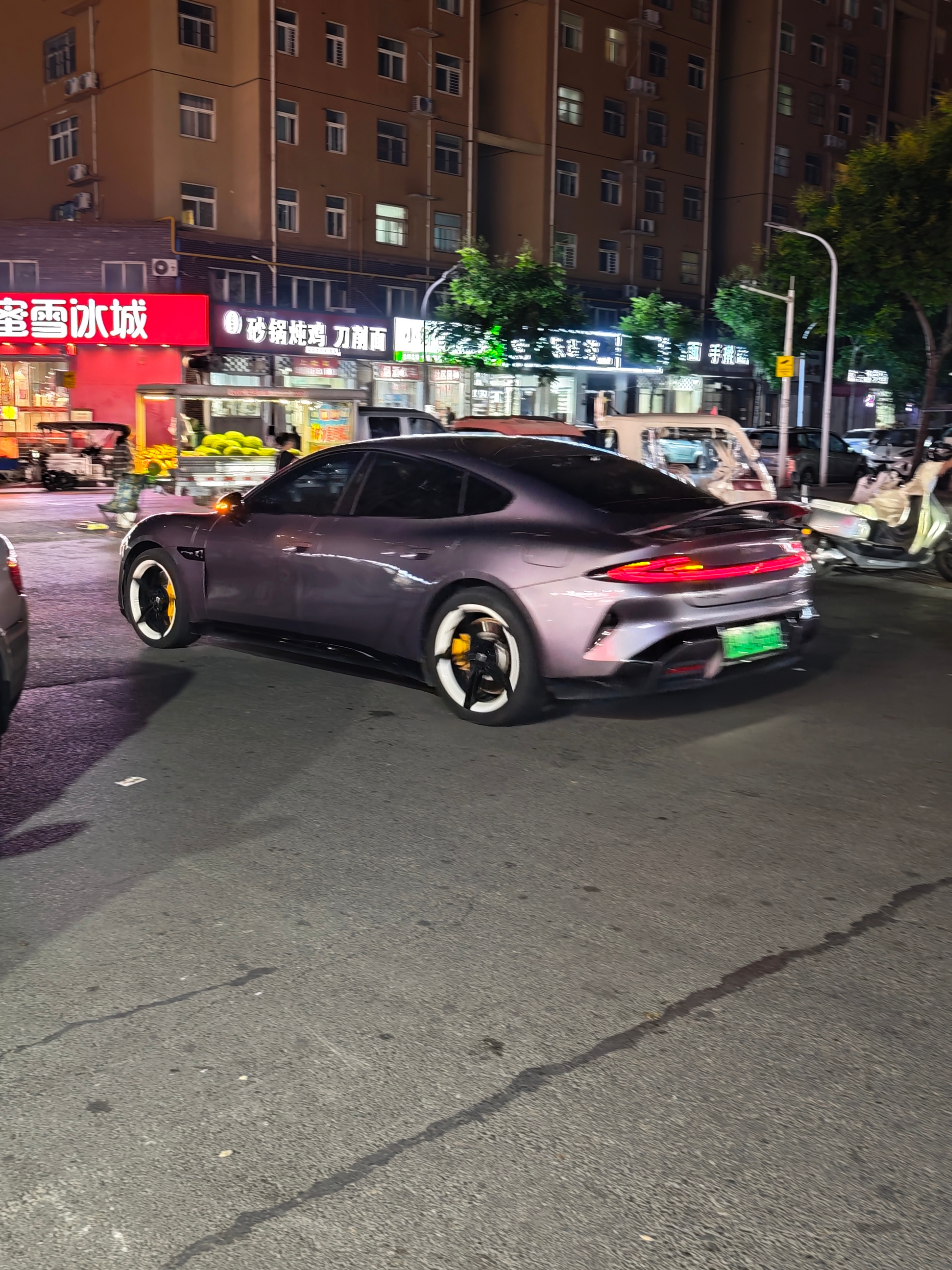 换了Taycan经典轮圈的SU7[笑cry]猛一看，可以以假乱真了[二哈] ​​