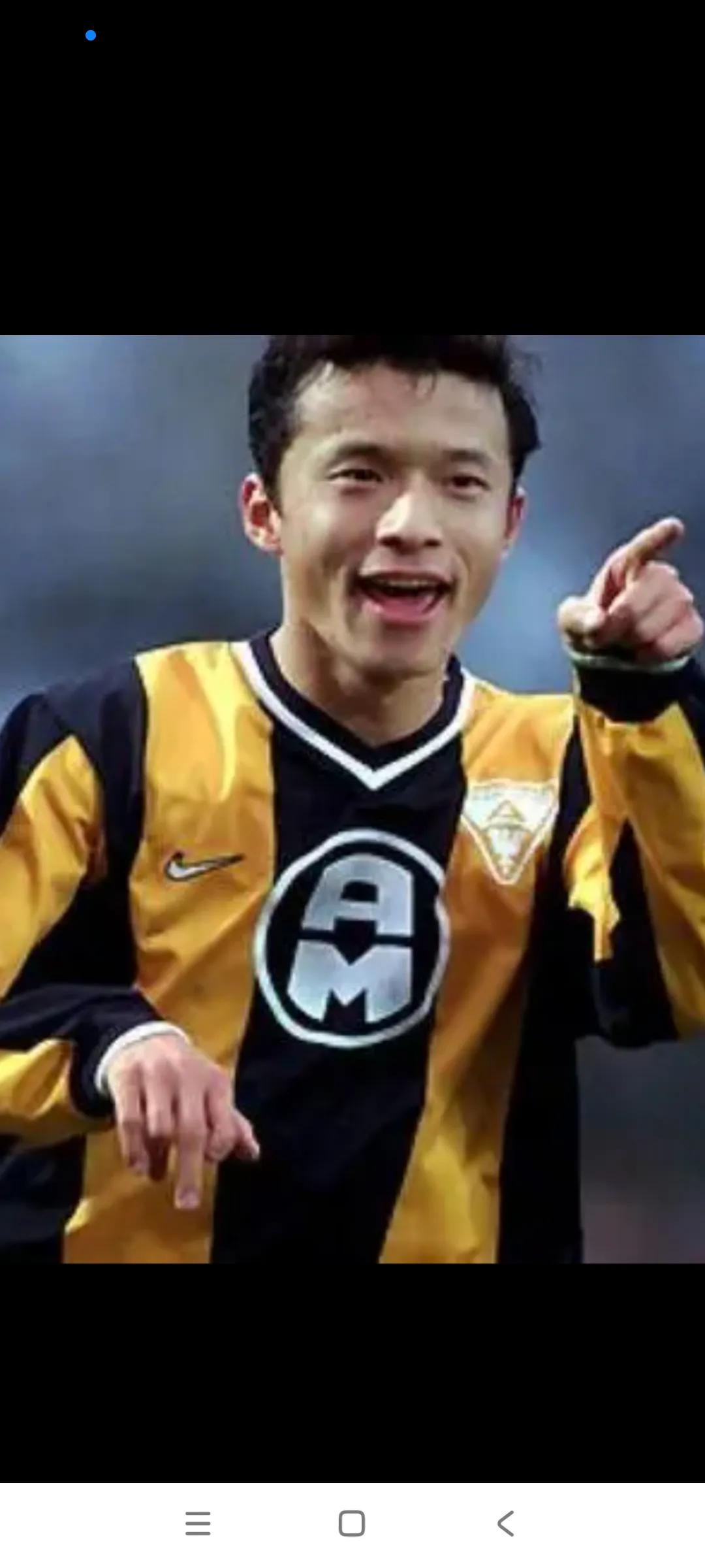 这个谢晖年轻时，踢球太潇洒了，门前感觉一流，传说他百米速度十一秒，头球好，滞空能