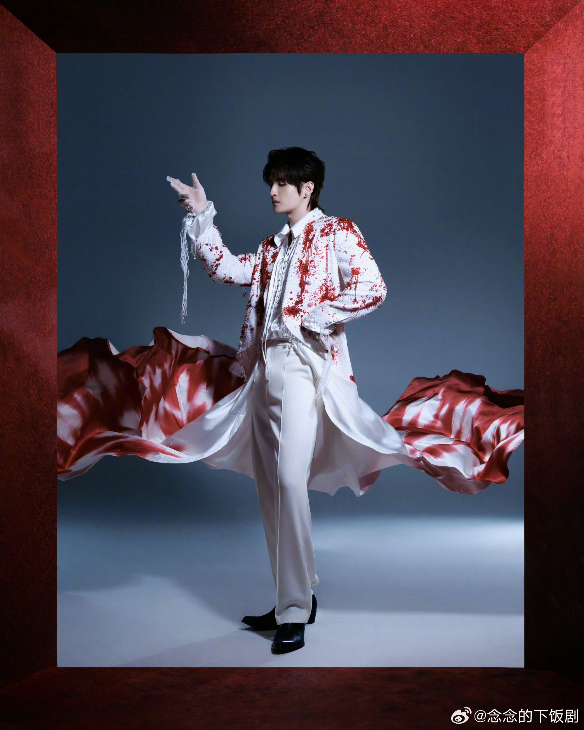 张远张远回应自己手小抓财张远被粉丝调侃手小，自己在演唱会上大方回应，还挽尊说手小