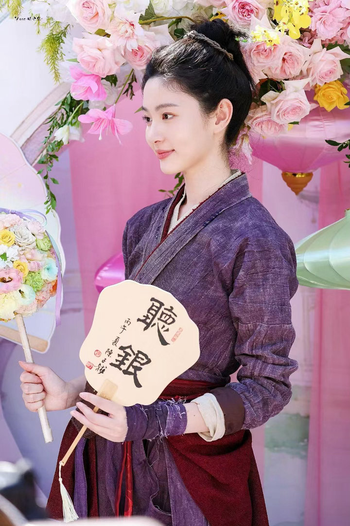 赵晴欢娱资源 欢娱现在能打的年轻小花确实不多，赵晴颜值演技都在线，于正不捧她捧谁