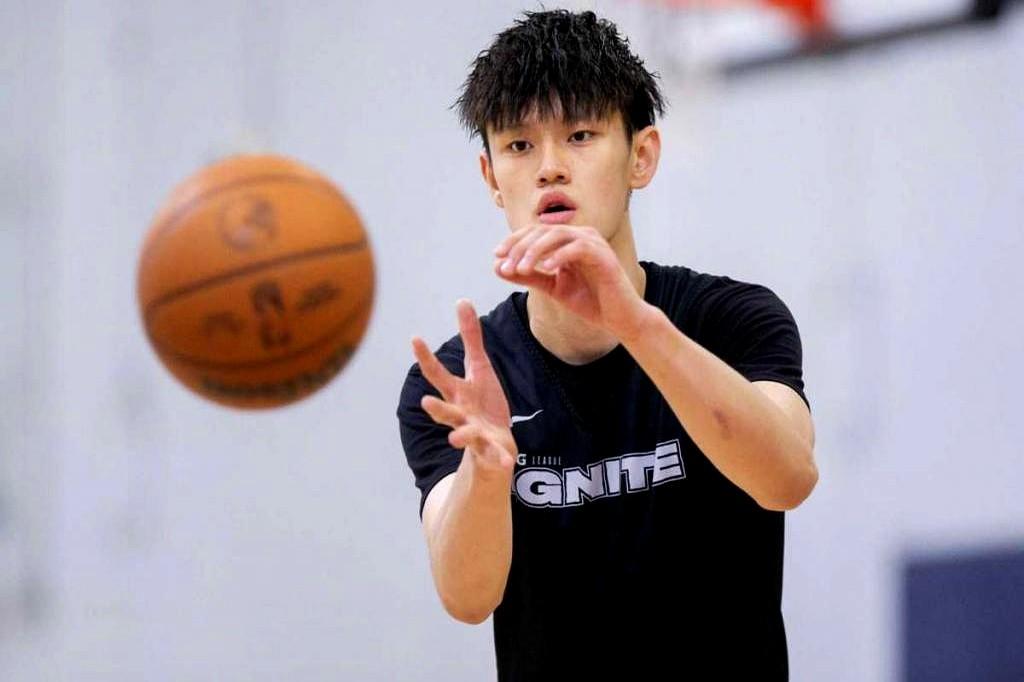 张镇麟落选可以理解，毕竟之前国家队的表现不好。
可今年季后赛他从一号位防到五号位