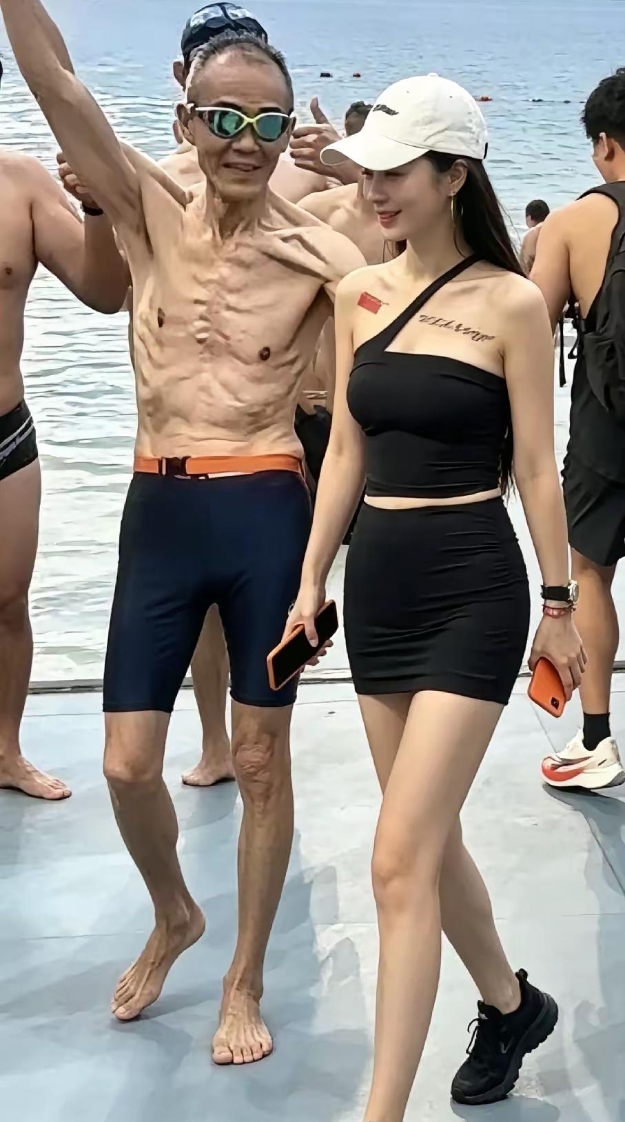 王石还是把衣服穿上吧[捂脸][捂脸][捂脸]

看这同框画面，干瘪老态的身材，旁