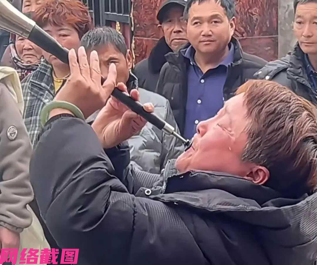 河南有女子在一场白事上，用唢呐吹了一段《秦雪梅吊孝》，为自己过世的朋友送别。
