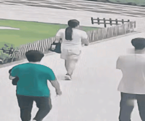 大妈吓得魂飞魄散，老鼠吓得不识方向。这就是你吓我一跳，我吓你一跳！