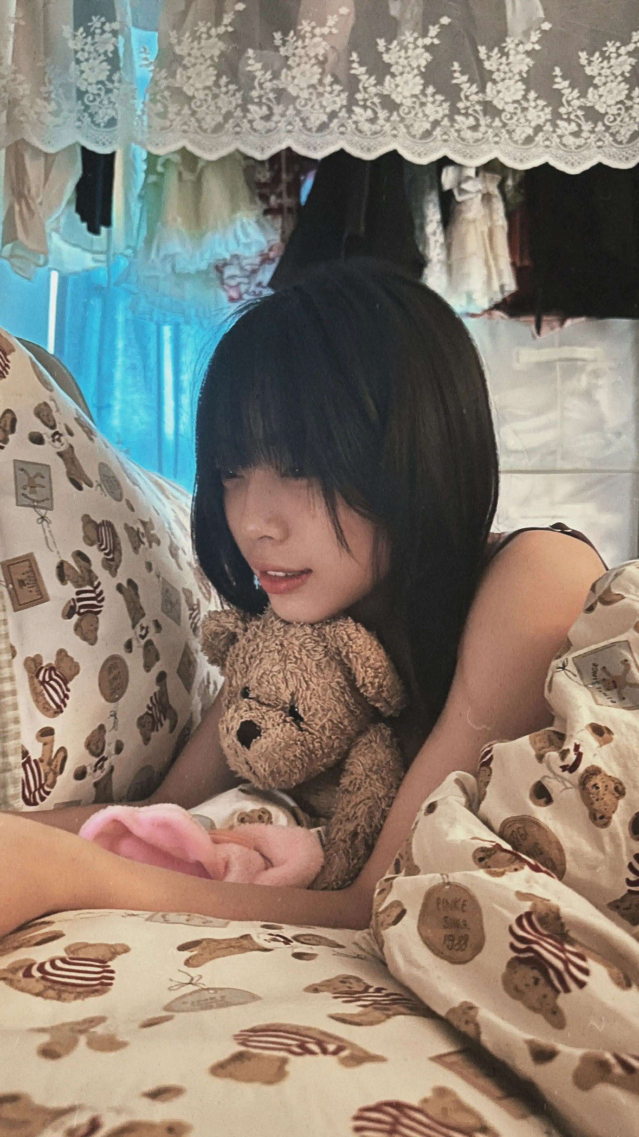 半夜突然醒来发觉眼尾很痒，还以为是你柔软的发丝一摸原来是自己下意识流的眼泪