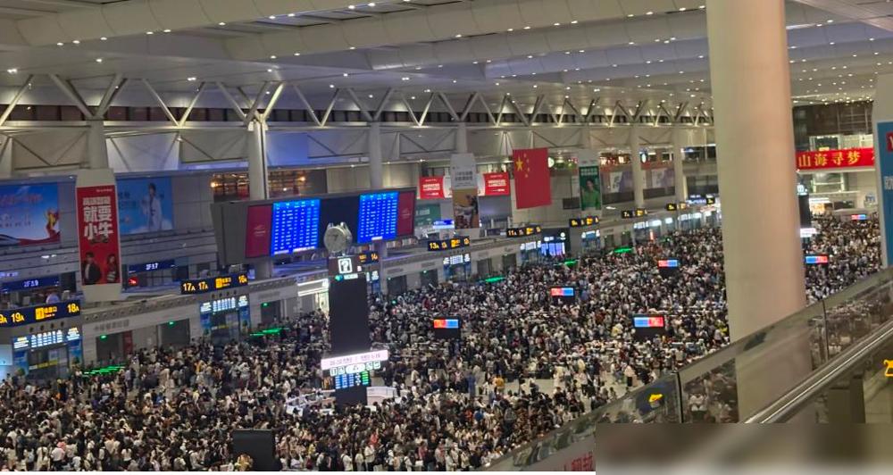 上海的朋友回忆说，那回为了避开出行高峰，特意订了30日后半夜出发的火车票，结果凌