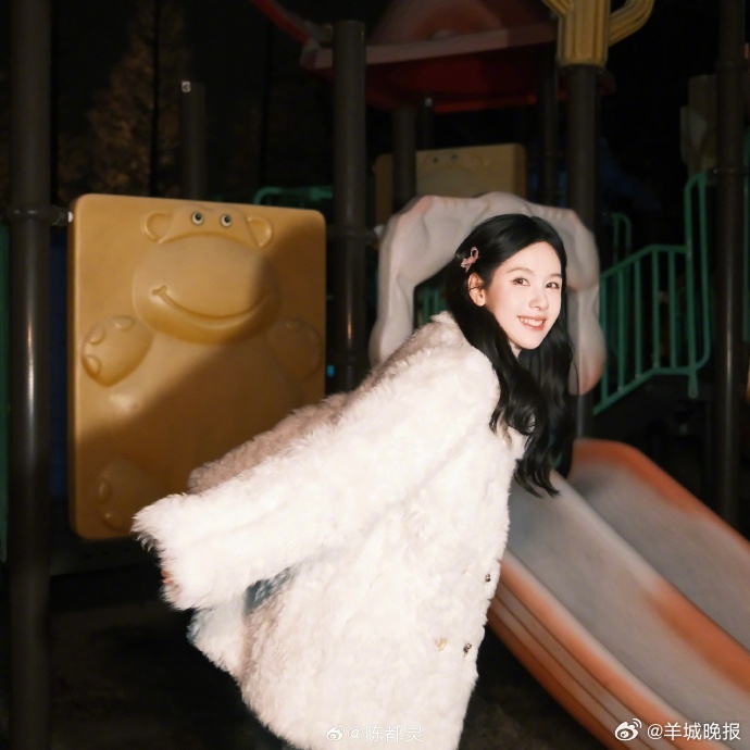 【#陈都灵滑梯随拍六宫格#】#陈都灵做了十分钟滑梯长#2月27日，晒出滑滑梯六宫