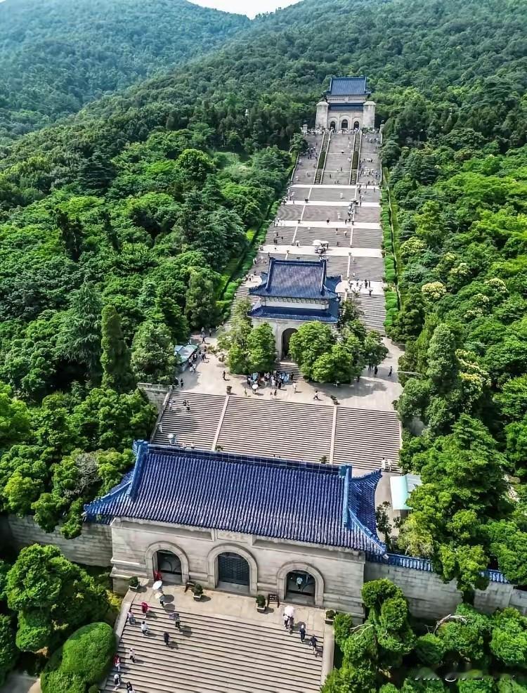 最近这些年经常听到南京人口少、增长缓慢的问题。

其实，早在2005年时，在南京