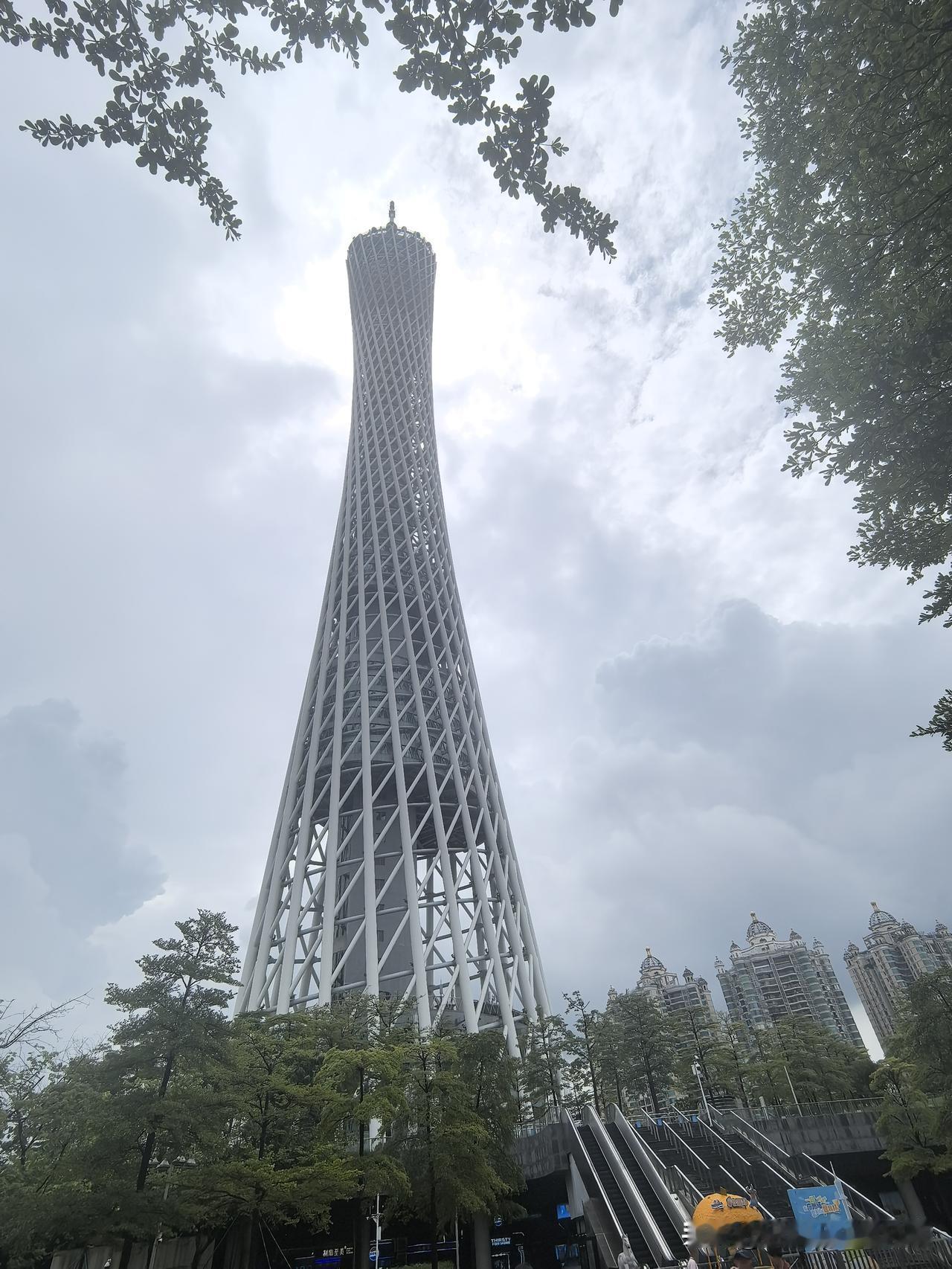 广州塔，小蛮腰，坐电梯到107层428米，电梯速度还是很快的，结果遇到雨天，到了