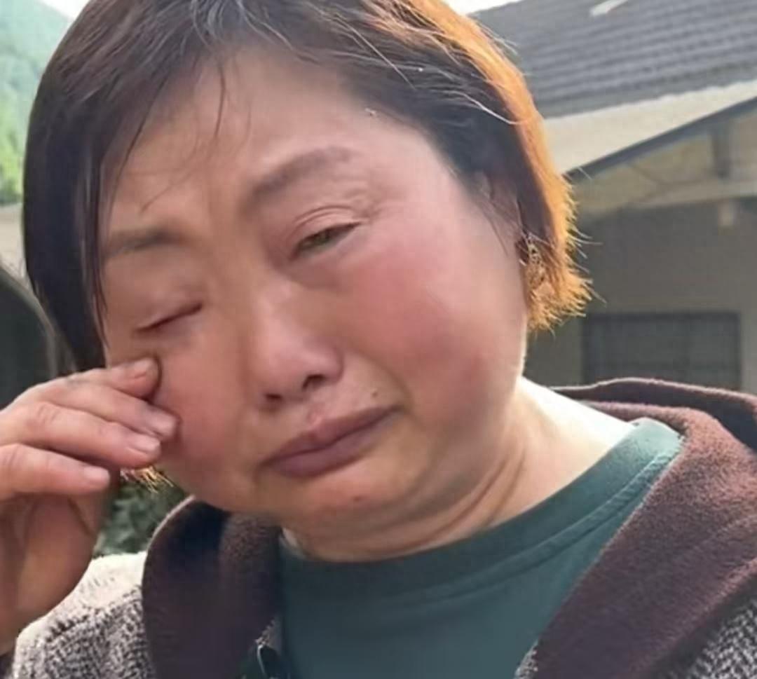 因为戴金耳环接受采访被网暴的女支书，无奈站出来回应，她称耳环是在网上花几十块钱买