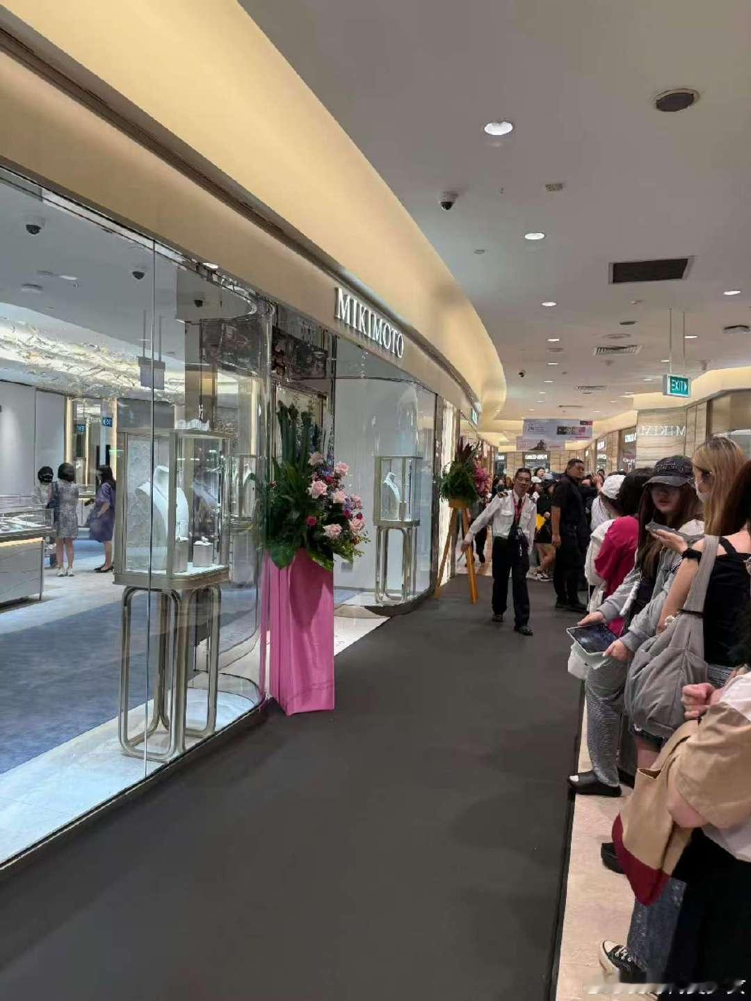 宋威龙海外线下人从众宋威龙新加坡活动直拍 宋we龙变全球wewe龙啦！第一次新加