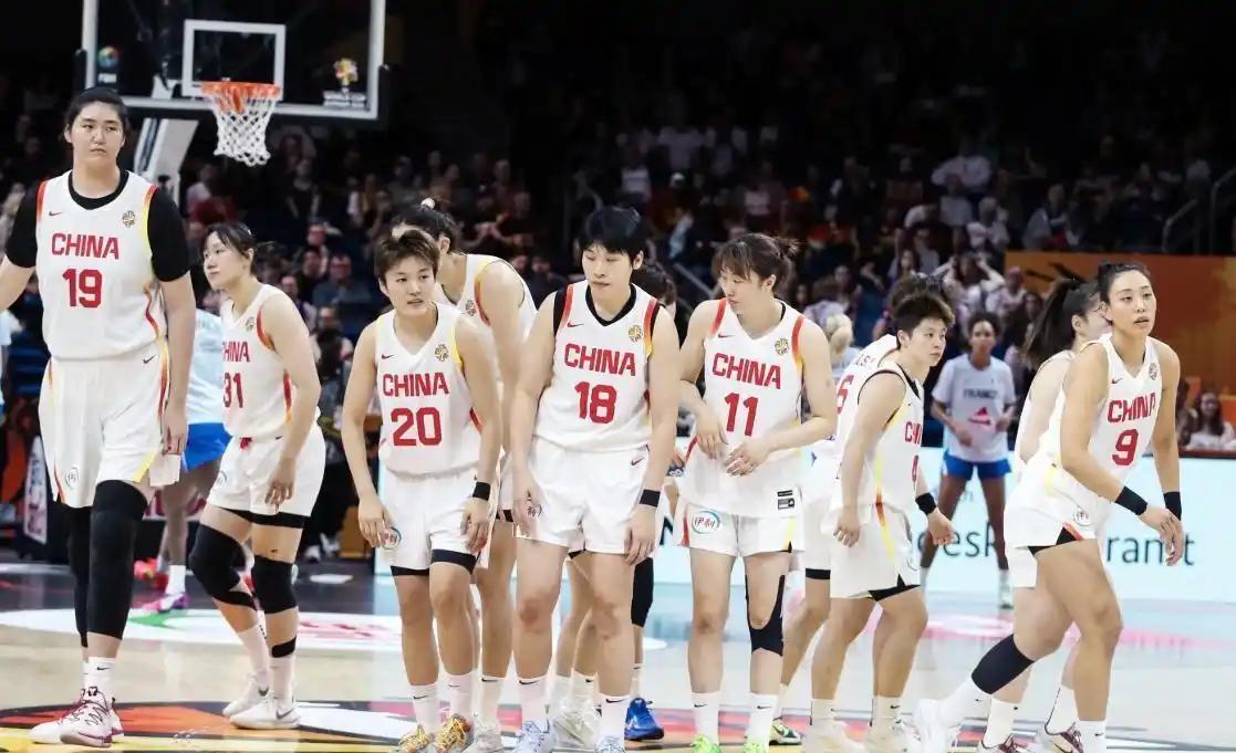 别再吹什么“女篮精神”了，竞技体育菜就是原罪！惨败法国29分，彻底暴露了我们后卫