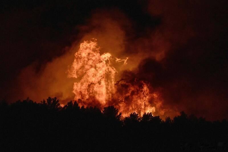 热浪加剧火势！法国南部突发大规模山火 约200人疏散或就地避险海外新鲜事 法国南