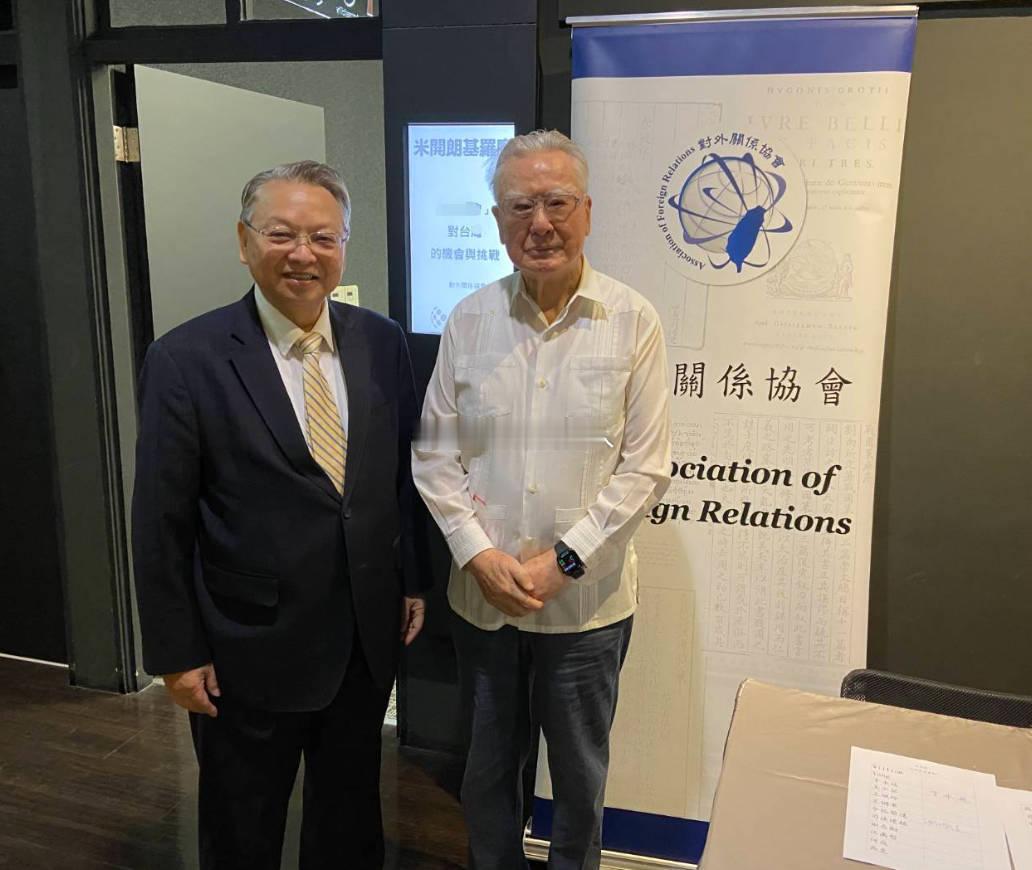 台北，上周日17日，苏起等人、非绿阵营，举办研讨会分析川宝访问北京非绿阵营对于此