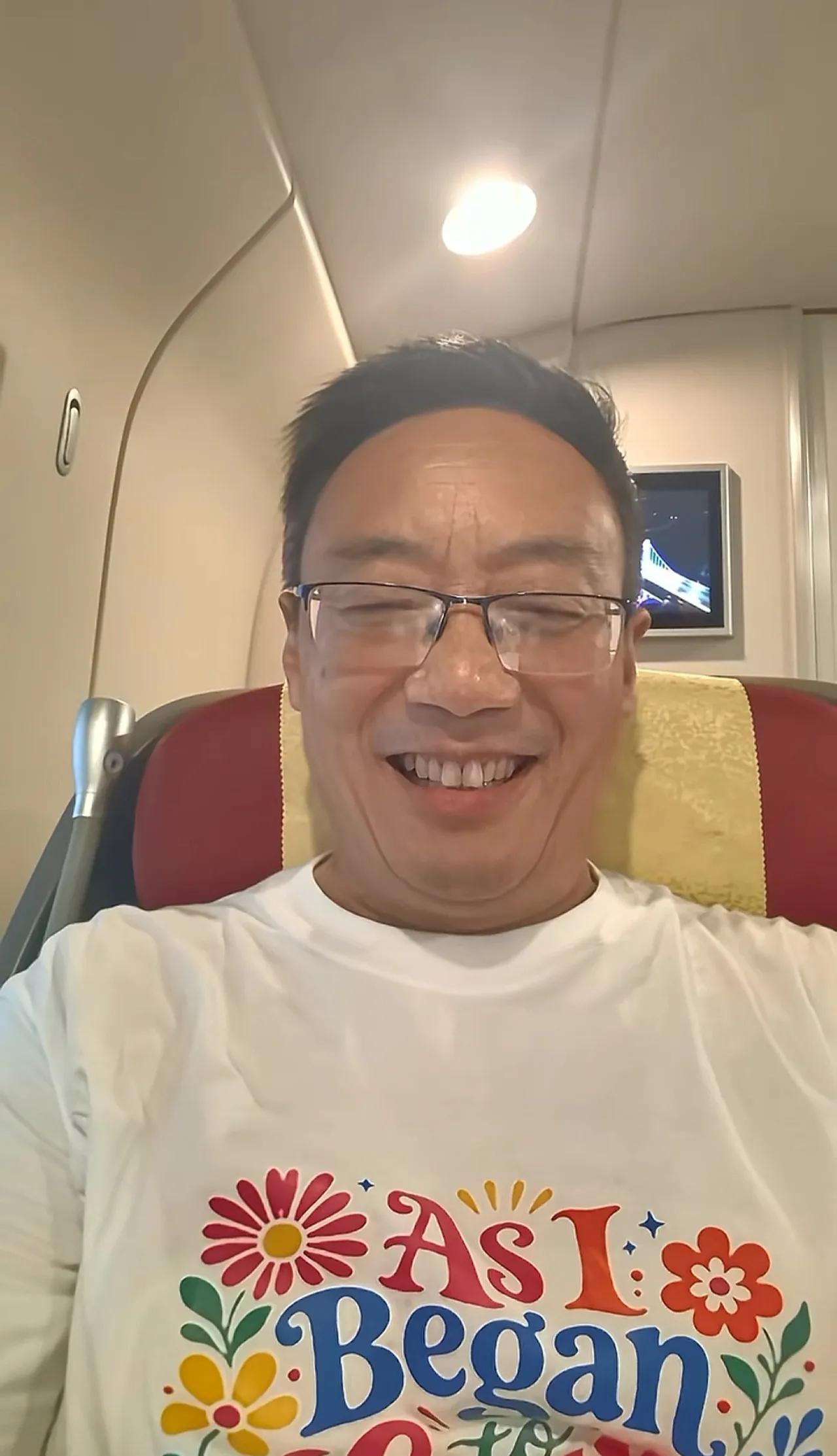 这人呐，给点小风就想飘啊！
汤博士新发个视频，说他坐着商务舱，去参加凤凰卫视的访