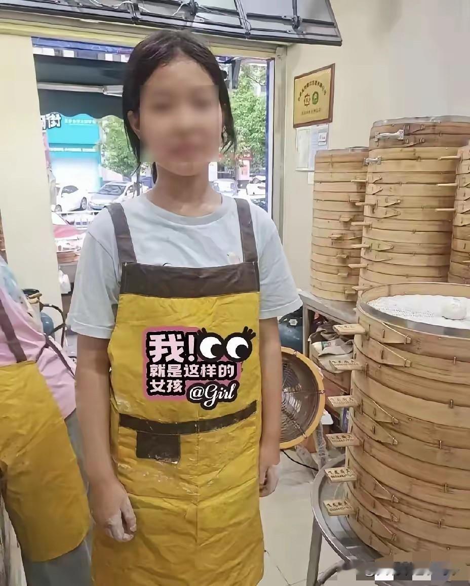 山东济南，一位大三女生在一家包子铺干了整整五十二天暑假工。结账那天，老板娘把工资