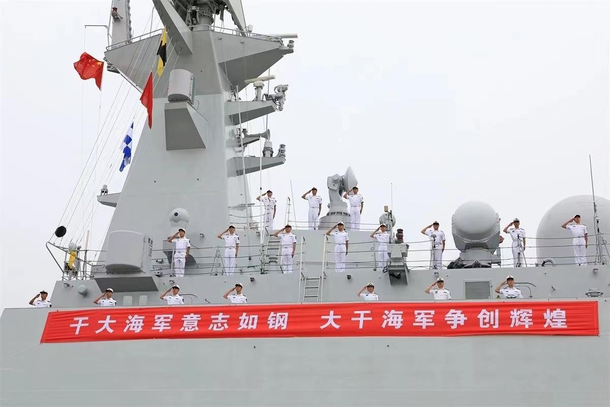“干大海军意志如钢，大干海军争创辉煌。”，这是547临沂舰在出征亚丁湾之际挂出的