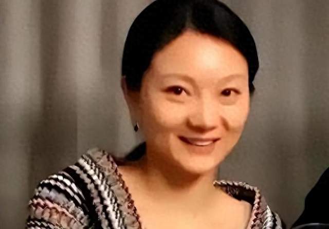 76岁张艺谋消瘦引担忧，陈婷摘标签陷争议，27年婚姻真相？