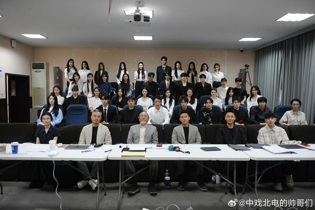 张子枫和北电22级表演专业合影张子枫北电22级表演专业答辩老师北电22级表演班毕