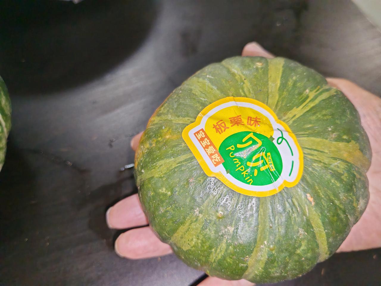 你见过这么小的南瓜吗？这是我这辈子头一次在华人超市见到了手掌心那么大的小南瓜！