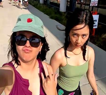 黄多多翻白眼，被骂没教养。
 
这事其实是好几年前的旧闻了。她在美国留学，跟朋友