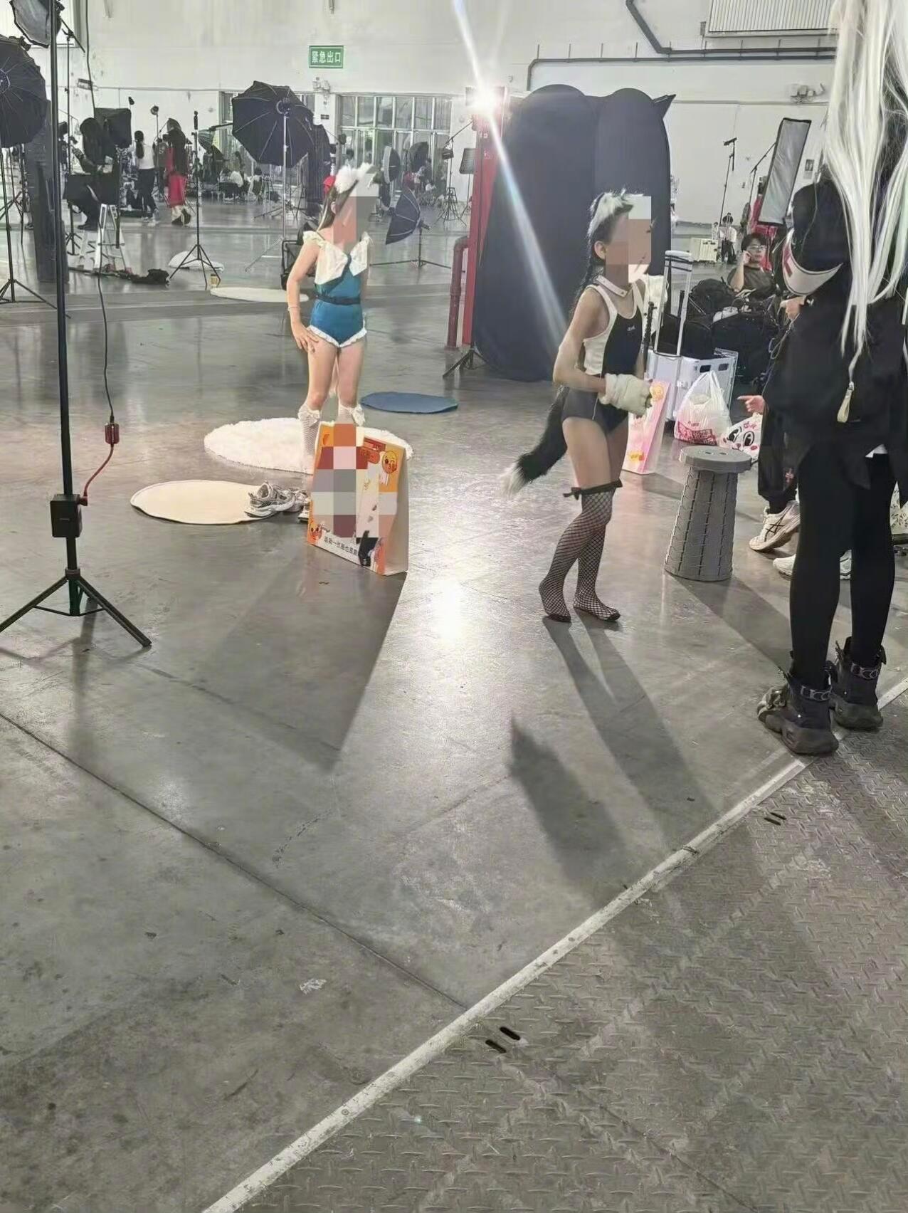 工作人员回应漫展上2女童被指衣着暴露是有一家摄影工作室跟孩子的监护人一起过来在现