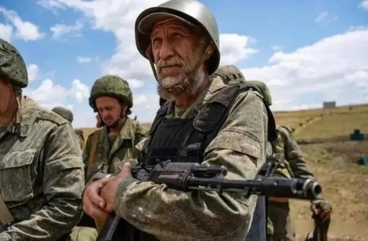 乌克兰这是真没人了吗，泽连斯基签署总统令，允许60岁以上人员以合同制服役。
俄乌