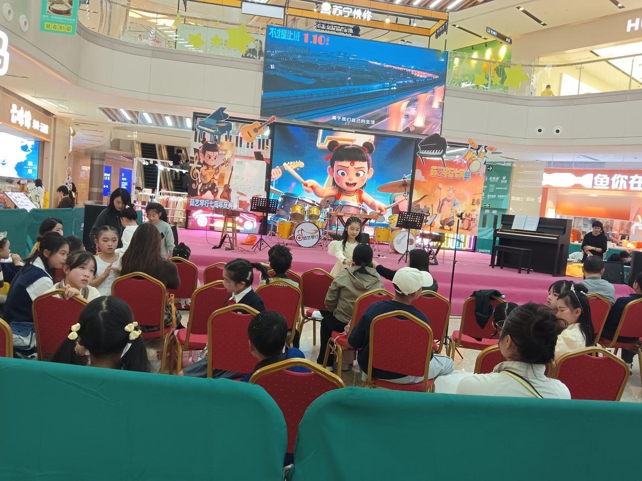 惠州大亚湾的沃尔玛每个星期天都很热闹，特别是小朋友的节目更能引人注目，这个场面能