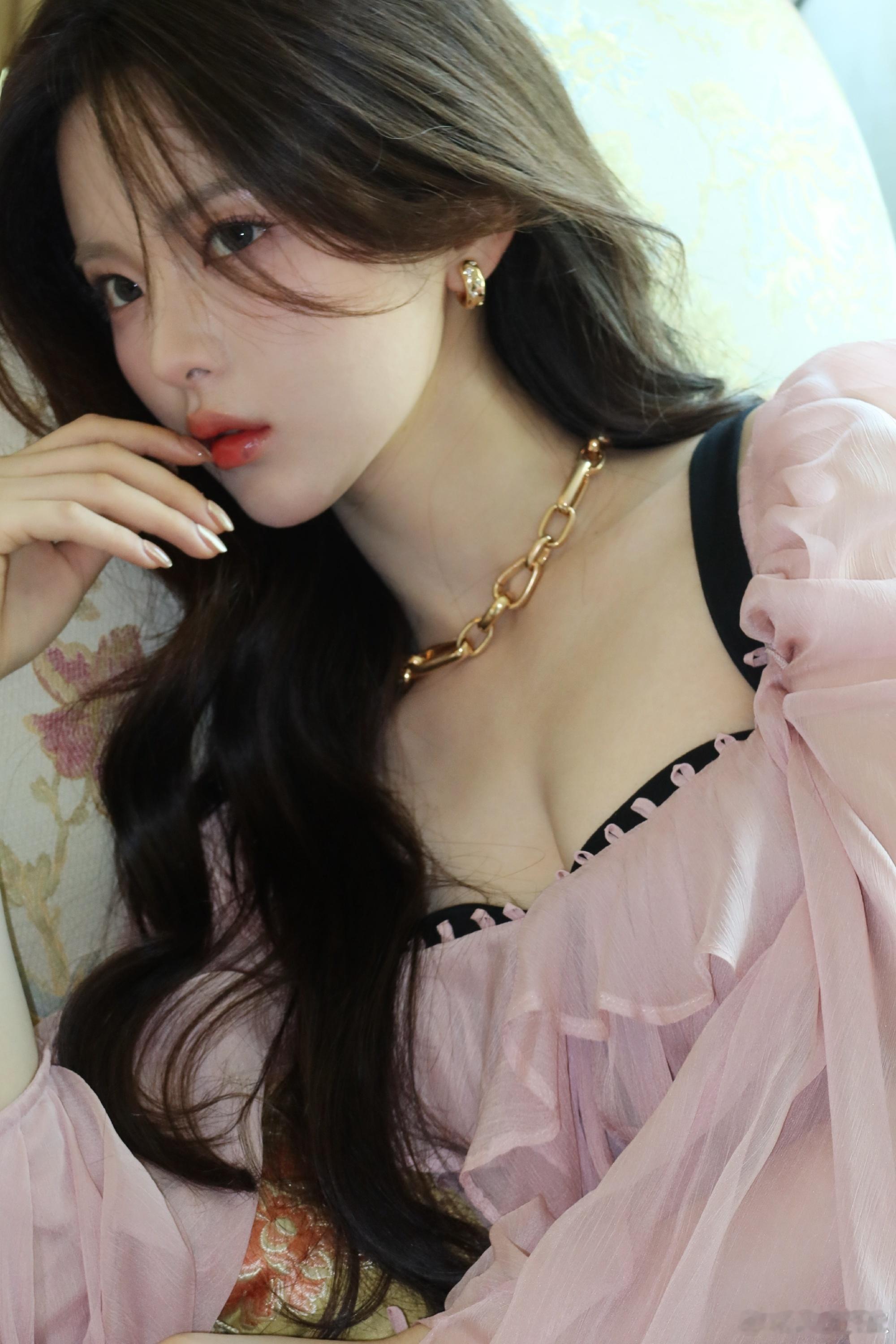 杨超越帕莎品牌活动一周年 古堡公主超越妹妹🏰 