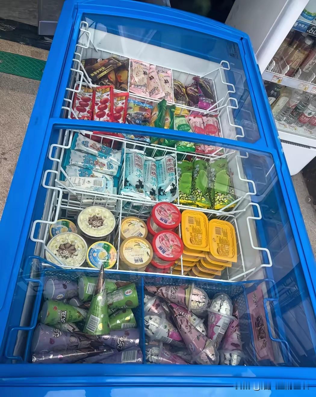 开了十年便利店的老板说：
"今年雪糕彻底卖不动了，
不是大家吃不起，
是都觉得不