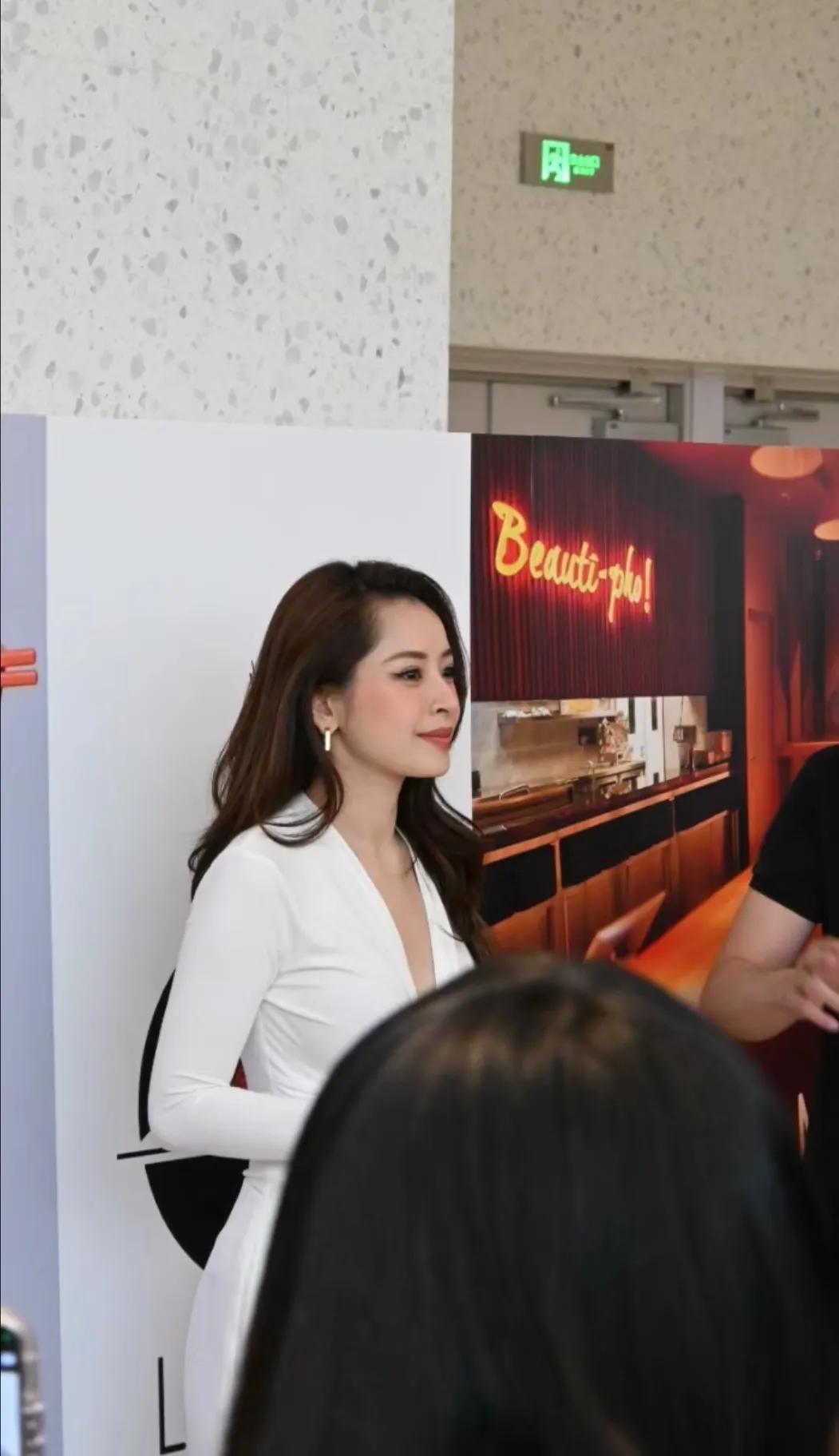 有网友在上海偶遇芝芙！不愧是越南顶流，长得真的好好看啊！五官立体，身材火辣，笑起