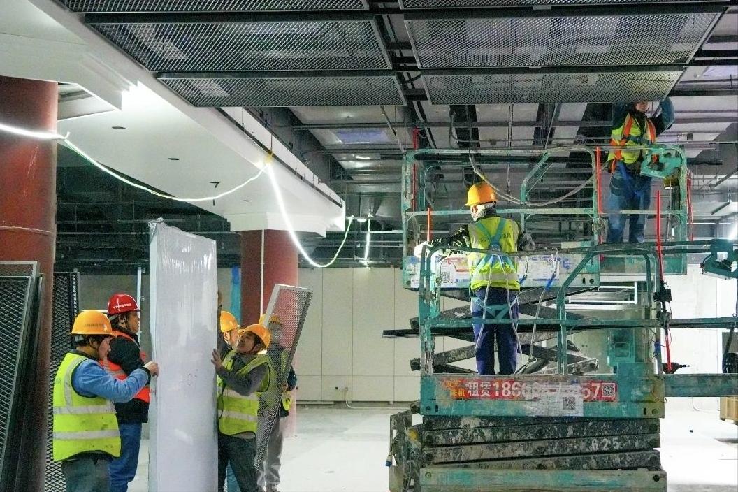 走进济南轨道交通6号线济南站施工现场，地面石材铺贴已基本完成，工人们正在加紧进行