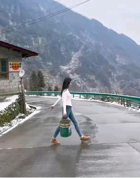 哇塞，看看这走路的姿势，有多霸气，仿佛整条马路都是她家的。