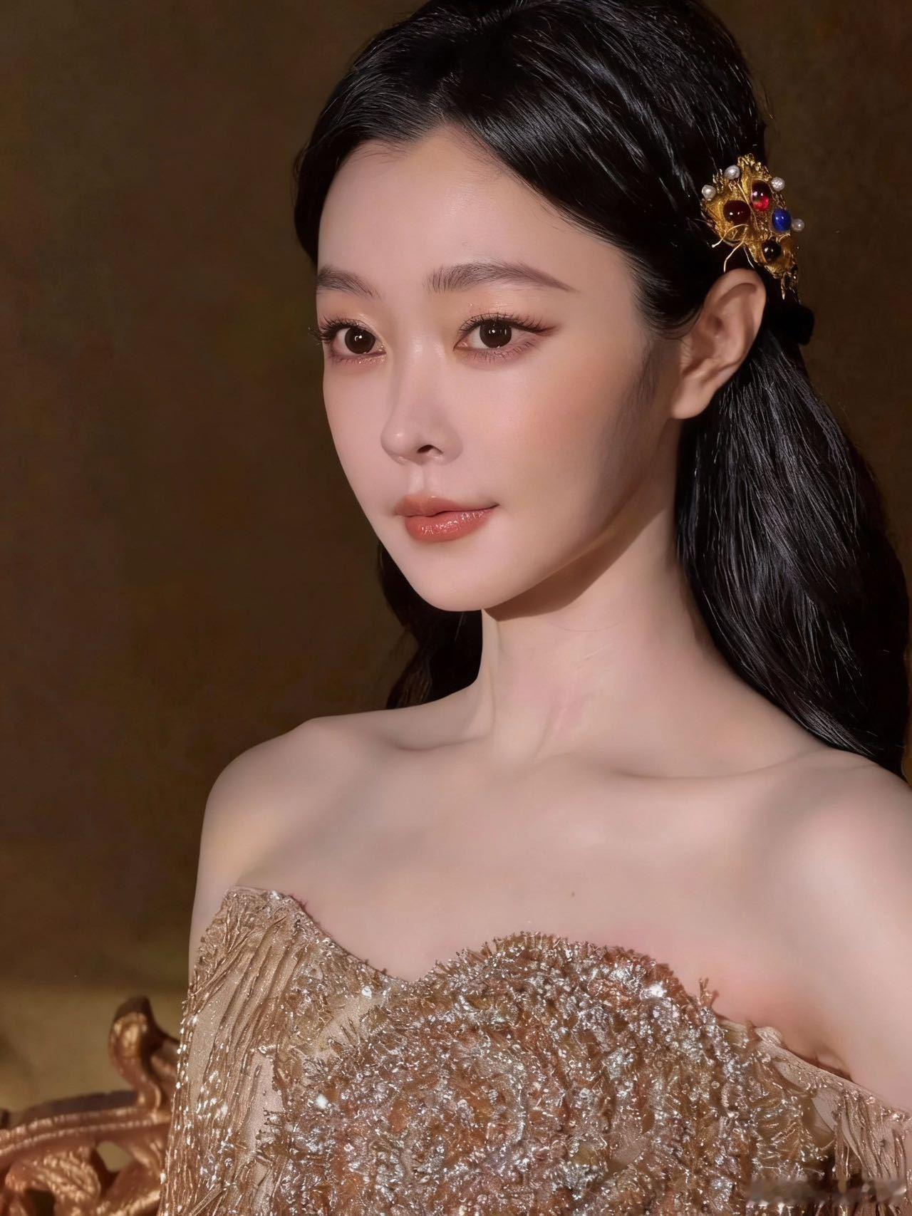 宋轶鎏金女神 宋轶鎏金长裙造型封神！抹胸设计凸显流畅肩颈线，修身剪裁勾勒玲珑身段