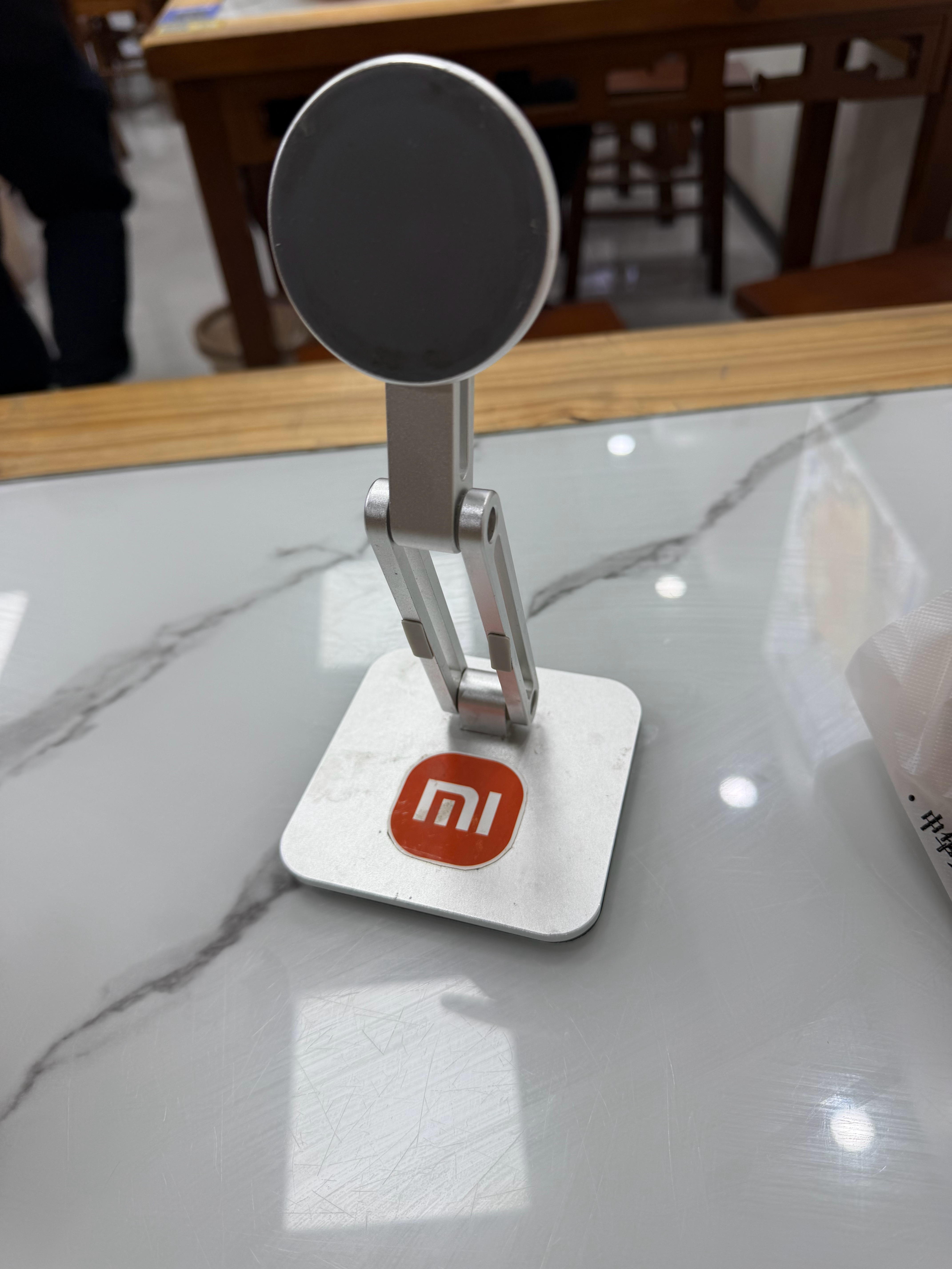 出门吃饭，自带支架，一边吃饭一边追剧 