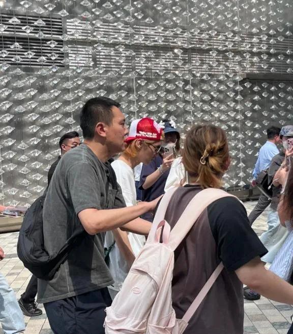 高铁站惊现鹿晗个性造型！美甲搭配五六个耳钉吸睛十足，朋克风穿搭大胆前卫，整体造型