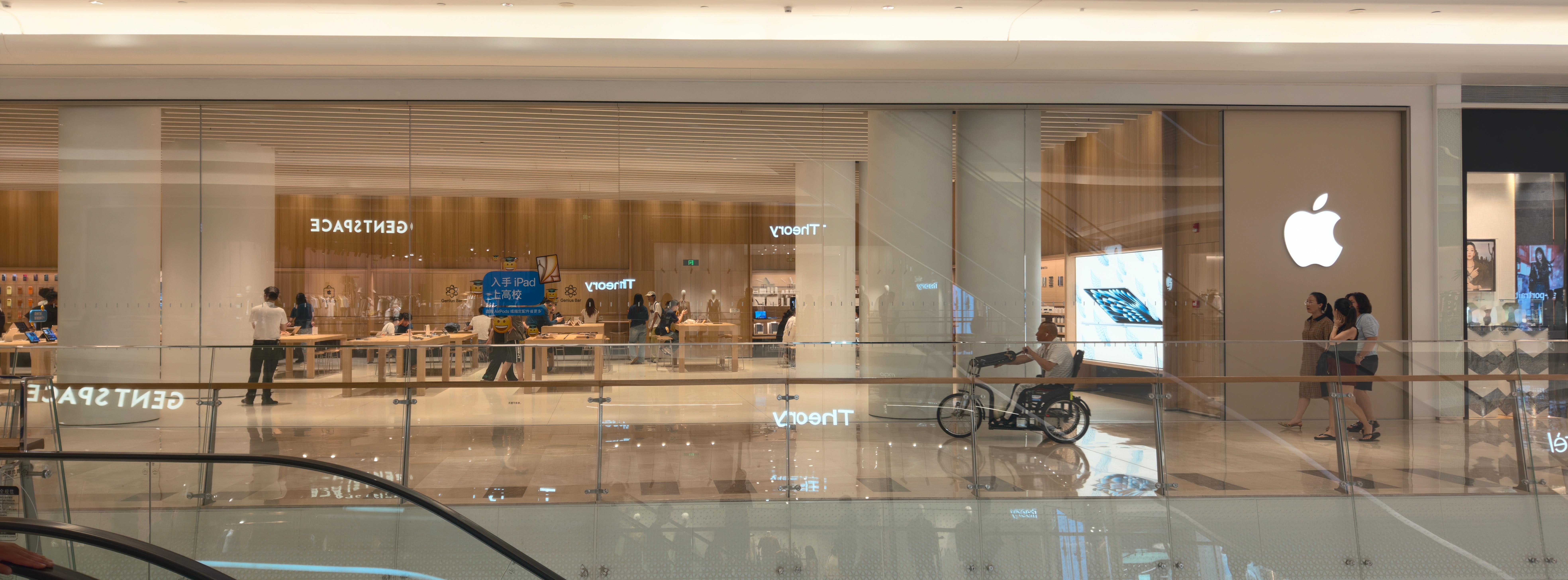目前还没有 iPhone 17 样机陈列，店里人不多。不过这次新推出的配件产品，