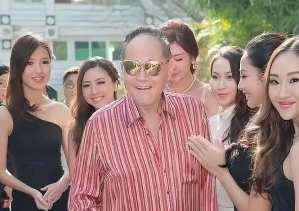 年过八旬的富豪赵世曾有个怪癖，只要女友一怀孕生下孩子，立马就和她们分手，而且为了