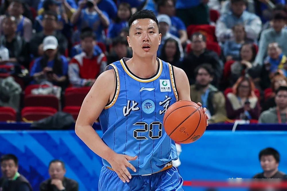 16分钟6投1中仅得2分，拿着顶薪的前国手，在场上跟梦游一样，你敢信？
三分线