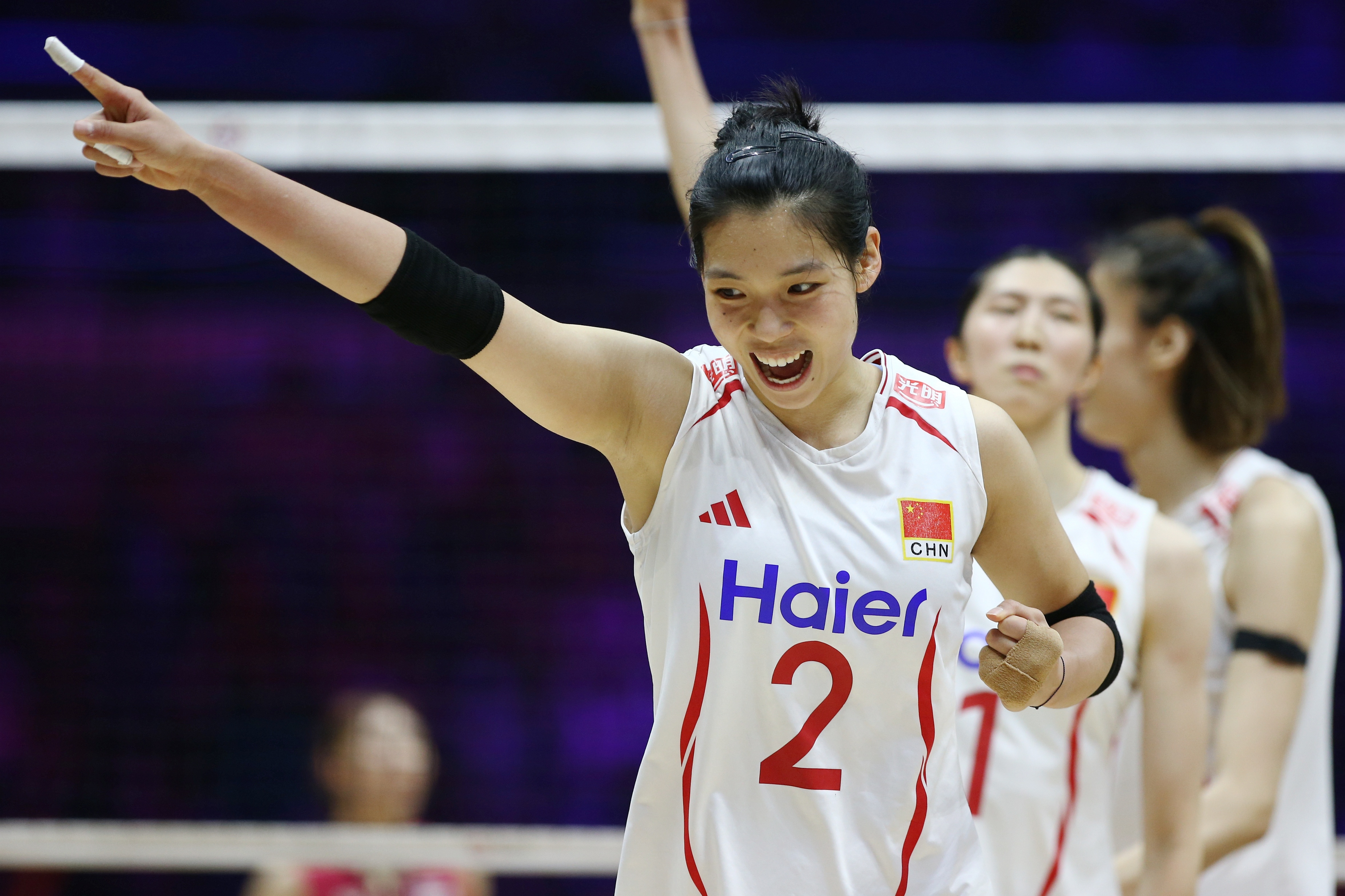 龚翔宇关键时刻的连续发球顶住了压力，中国女排25-23再拿一局，大比分2比1泰国