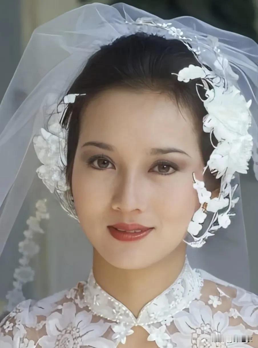 准确的来说；赵雅芝的转折点不是在台湾发展，而是85年后不再续签tvb，拍台湾剧集