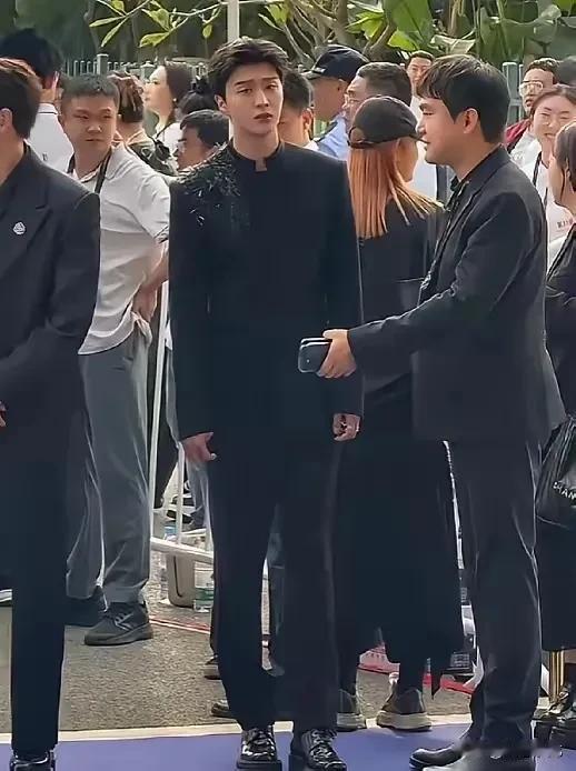 这个人是谁？长的有点像范冰冰，却又有点像洪金宝