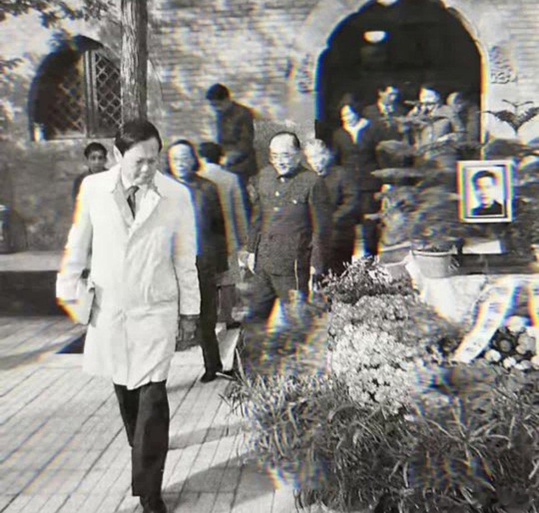 1987年10月23日，北京的深秋带着丝丝寒意，瑟瑟秋风中，八宝山公墓更显庄严肃