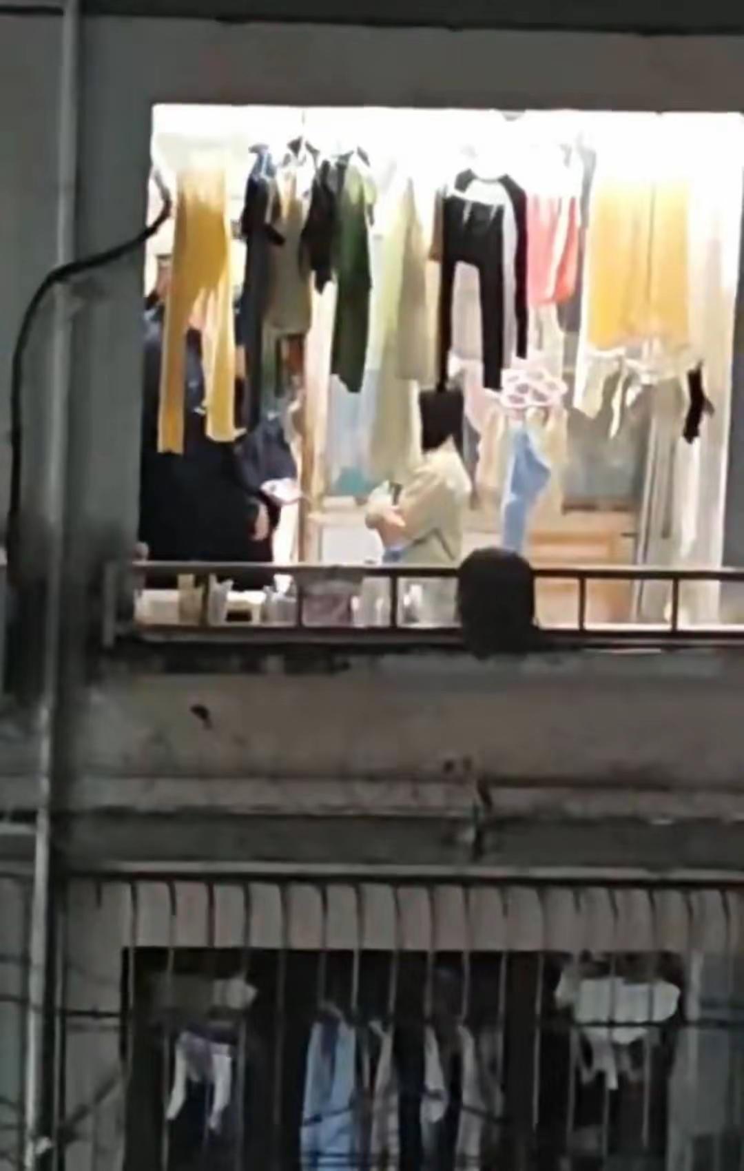 10月28日，多名宜昌本地网友发布信息称，一名留学生凌晨攀爬进入二楼女宿舍并打伤