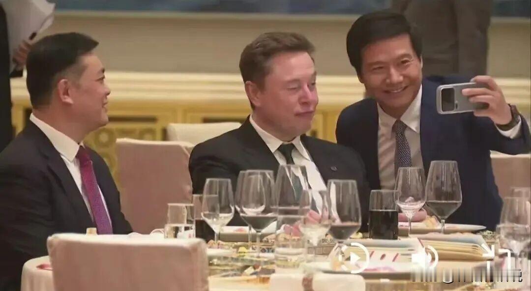“白宫男孩”里，马斯克关注度高，米雷贴脸合影，A股机器人主题略有表现。 ​​​