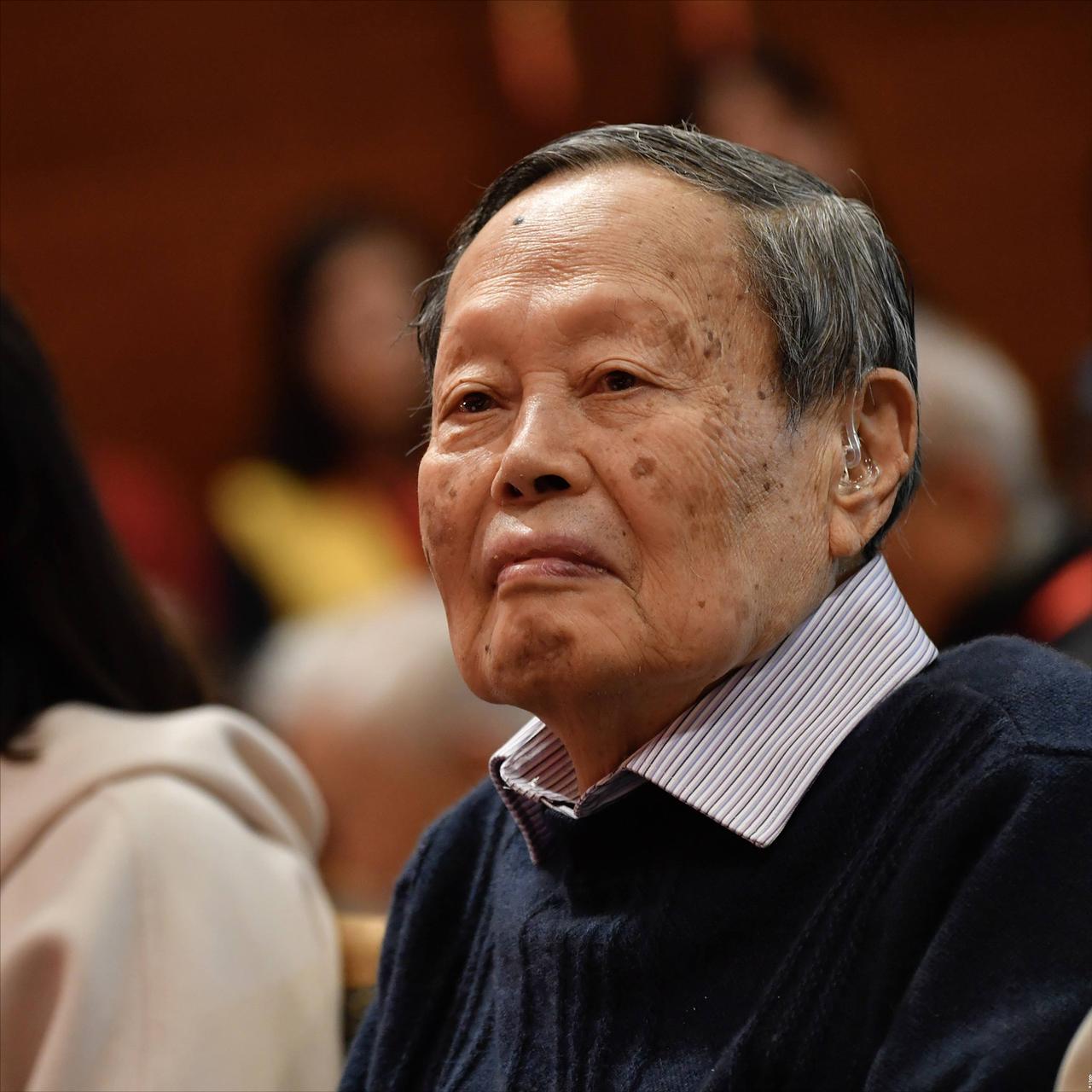 物理学家，杨振宁说，我的父亲，从来没有原谅过我，觉得我抛弃了家乡，抛弃了祖国，他